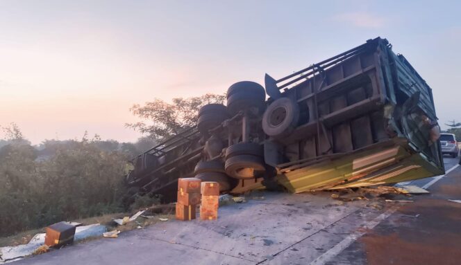 
					LAKA: Kondisi bus Bus Pariwisata PO Jaya Abadi Trans yang alami kecelakaan di jalur Tol Pandaan-Malang, KM 58.576. (foto: Moh. Rois)