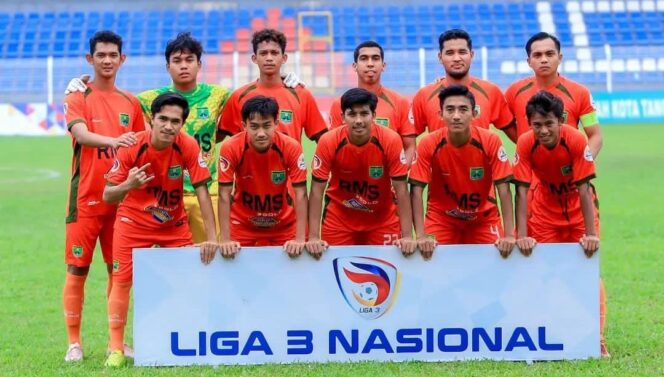 
					THE LASSAK: Pemain Persekabpas mengikuti sesi foto bersama sebelum mengarungi Liga 3 Nasional. (foto: IG Persekabpas Official).