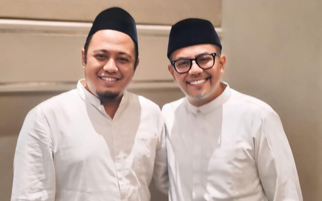 
					DUET IDAMAN: Gus Haris (kiri) dan Ra Fahmi (kanan) foto bersama dalam sebuah kegiatan beberapa waktu. (foto: Istimewa).
