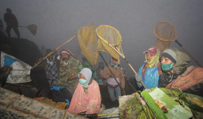 
					RITUAL: Warga mengais sesajen yang dilarung ke kawah Gunung Bromo saat puncak perayaan Yadnya Kasada. (foto: Hafiz Rozani).