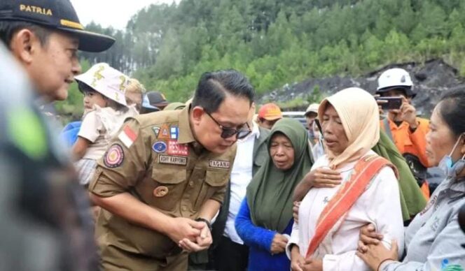 
					TINJAU: Pj Gubernur Jatim, Adhy Karyono (merunduk) mendengarkan curhat dari warga saat meninjau tebing longsor di area tambang pasir, Desa Pronojiwo, Kab. Lumajang. (foto: Asmadi)
