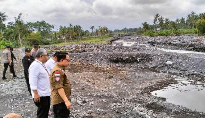 
					TINJAU: Pj. Gubernur Jatim dan rombongan ditemani Pj Bupati Lumajang, meninjau DAS Semeru. (foto: Asmadi).
