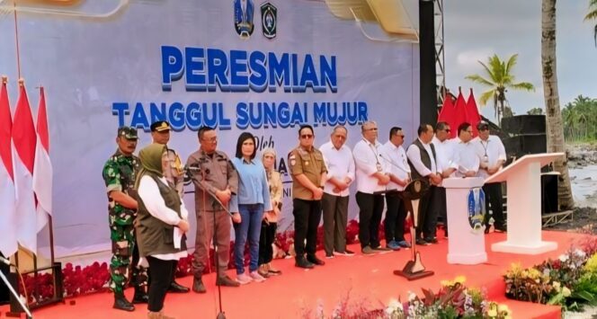 
					DIRESMIKAN: Proses peresmian tanggul Sungai Mujur dan Jembatan Mujur II Kelopo Sawit di Desa Kloposawit, Kecamatan Candipuro, Kabupaten Lumajang, Sabtu (8/6/24) siang.  (foto: Asmadi).
