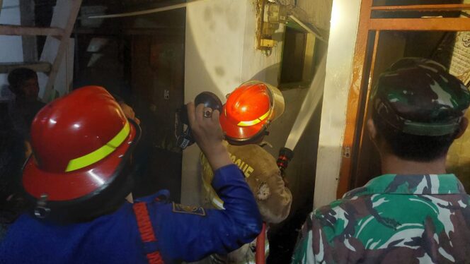 
					KEBAKARAN: Tim Damkar Kabupaten Probolinggo bekerja keras untuk memadamkan api yang membakar rumah milik Abdul Wahid, warga Desa Sumberkedawung, Kec. Leces, Senin (10/6/24) malam. (foto: Hafiz Rozani).