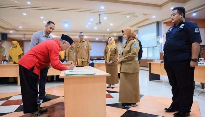 
					 BAGI BANPOL: Penandatanganan Banpol yang disaksikan Sekda Kota Probolinggo, Ninik Ira Wibawati (Foto: Istimewa).