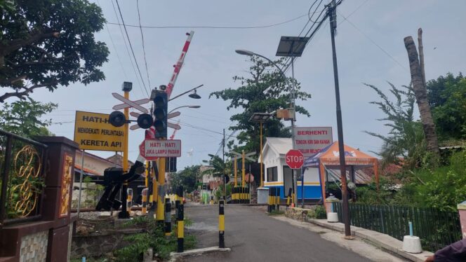 
					DEMI KESELAMATAN: Salah satu pos perlintasan yang dibangun di Jalan Flamboyan Kota Probolinggo. (foto: Hafiz Rozani).