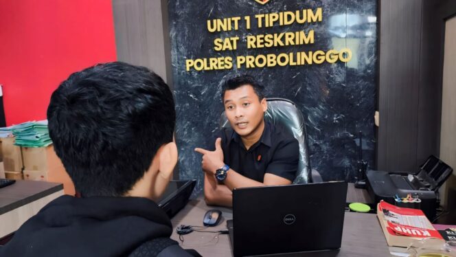 
					NON AKTIF: Tersangka pencuri TV di Puskesmas Kotaanyar saat diperiksa penyidik Polres Probolinggo. (foto: Ali Ya'lu).