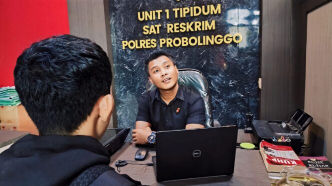 
					TIDAK DITAHAN: Kanit Pidum Satuan Reserse dan Kriminal Polres Probolinggo, Aipda Eko Apriyanto, saat memeriksa tersangka. (foto: Ali Ya'lu)