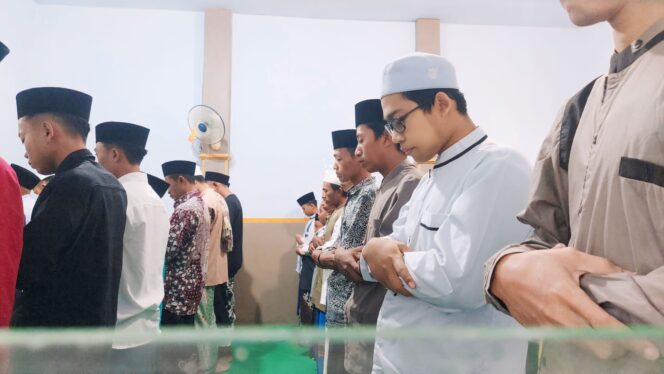 
					KHUSYU': Jemaah Aboge di Desa Leces, Kec. Leces, Kab. Probolinggo, menggelar salat Ied dalam rangka Hari Raya Idul Adha 1445 H. (foto: Hafiz Rozani).