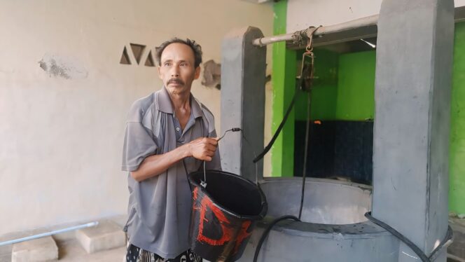
					AJAIB: Imron saat menimba air di sumur Kiai Mino yang berlokasi di Desa Jabungsisir, Kec. Paiton, Kab. Probolinggo. (foto: Ali Ya'lu).