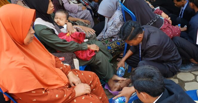 
					HARU: Suasana prosesi sungkeman kepada orangtua siswa kelas 9 SMPN 8 Kota Probolinggo. (foto: Hafiz Rozani).
