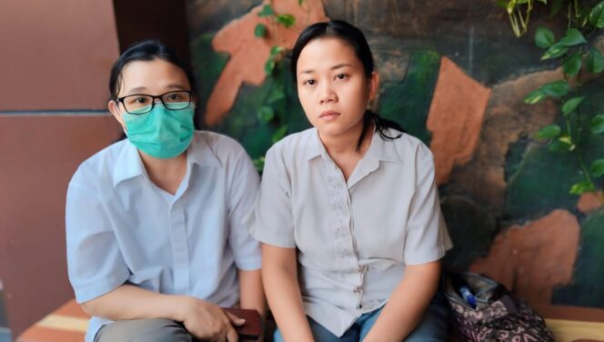 
					SAKSI: Devi Mayasari, 40, (tanpa masker), istri korban pembunuhan minta terdakwa dihukum seberat-beratnya. (foto: Moh. Rois).