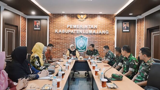 
					MILITARY TOURISM: Perwakilan TNI AU saat silaturahmi dengan Pj. Bupati Lumajang, Indah Wahyuni, Jumat (21/6/24), membahas latihan tempur yang akan digelar di kota pisang. (foto: Moch. Rochim).
