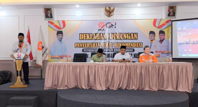 
					DEKLARASI: DPD PKS Kabupaten Probolinggo saat deklarasi dukungan terhadap Gus Haris di Pilkada Kabupaten Probolinggo Tahun 2024. (foto: Ali Ya'lu).