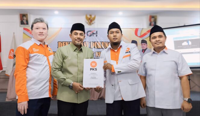 
					REKOMENDASI: Ketua DPD PKS Kabupaten Probolinggo, Rifqi Abdillah (tengah) saat memberikan surat rekomendasi kepada Gus Haris ( tengah, mengenakan kemeja warna sage), Senin (34/6/24) sore. (foto: Ali Ya'lu).