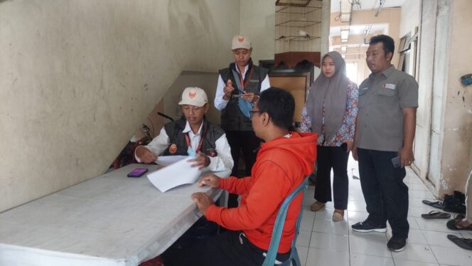 
					KERJA CEPAT: Petugas pantarlih melakukan coklit di Rusunawa Bestari Kota Probolinggo. (foto: Hafiz Rozani).
