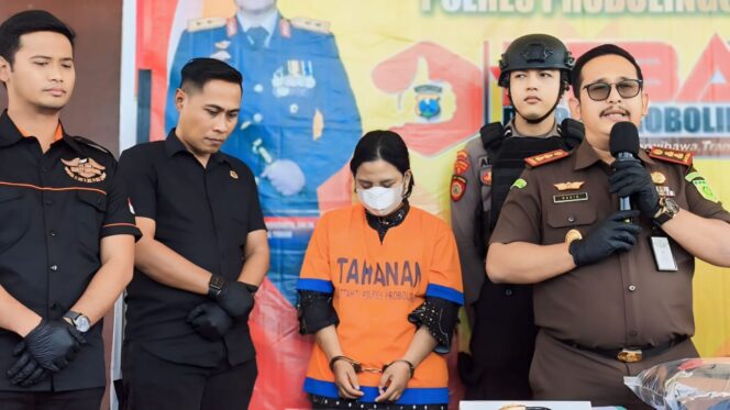 
					DITAHAN: Tersangka saat mengikuti rilis kasus yang digelar Polres Probolinggo, Rabu (26/6/26) siang. (foto: Ali Ya'lu).