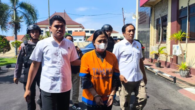 
					CATUT: Tersangka saat digelandang oleh anggota Polres Probolinggo. (foto: Ali Ya'lu).