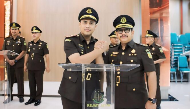 
					PINDAH: David P. Duarsa (kanan) bersama Ahmad Nuril Alam, usai serah terima jabatan di Kejati Jatim, Kamis (27/6/24). (foto: Ali Ya'lu).