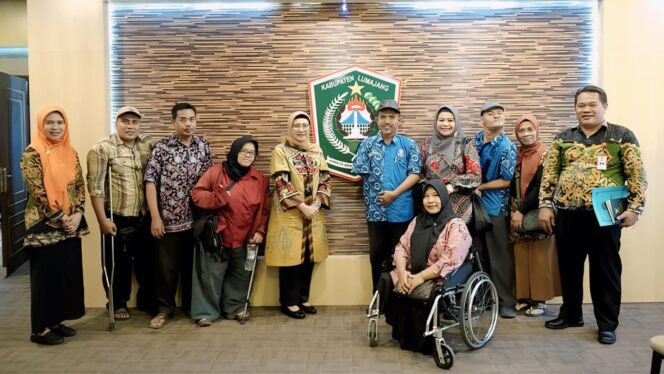 
					PEDUL: Pj. Bupati Lumajang, Indah Wahyuni, bersama para disabilitas. (foto: Asmadi).