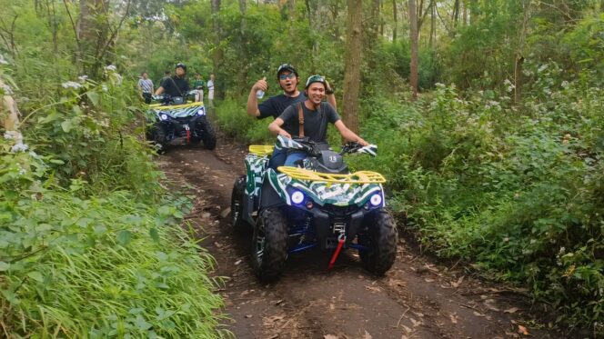 
					MENANTANG: Jurnalis PANTURA7.com,  Moh. Rois (depan) menjajal kendaraan ATV yang menjadi wahana wisata baru di TSI Prigen Pasuruan. (foto: Moh. Rois).
