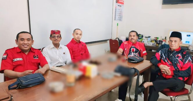 
					BERBURU REKOMENDASI:  Zulmi Noor Hasani (tiga dari kiri) saat berada di kantor DPD PDI Perjuangan Jatim,  beberapa waktu lalu (istimewa)