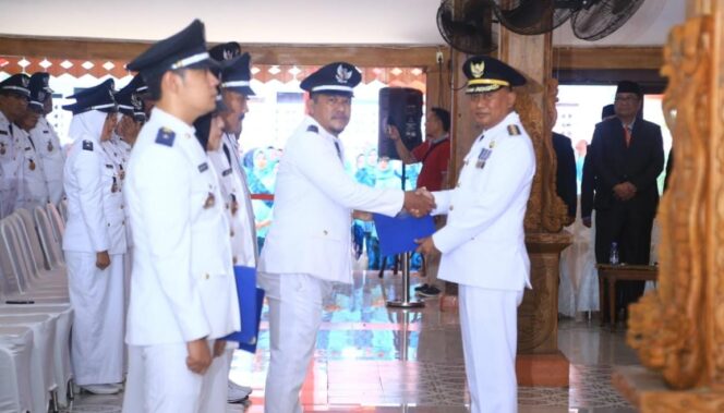 
					PERPANJANG: Pj Bupati Probolinggo, Ugas Irwanto menyerahkan SK perpanjangan jabatan kepala desa. (foto: Istimewa).