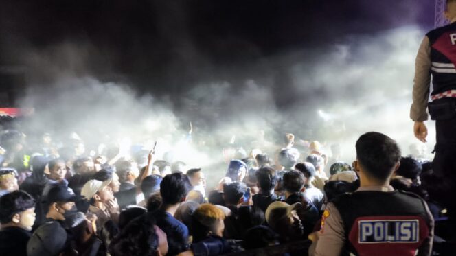 
					RICUH: Tawuran antar penonton pecah saat konser dangdut dalam rangka launching maskot dan jingle Pemilukada Kabupaten Probolinggo digelar di Stadion Gelora Merdeka Kraksaan, Sabtu (29/6/2024) malam. (foto: Ali Ya'lu).