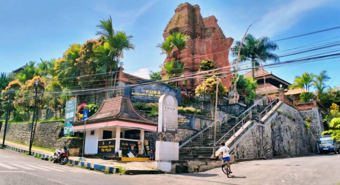 
					SAKRAL: Pura Mandhara Giri Semeru Agung di Desa Senduro, Kecamatan Senduro, Kabupaten Lumajang, selain sakral juga megah. (foto: Asmadi).
