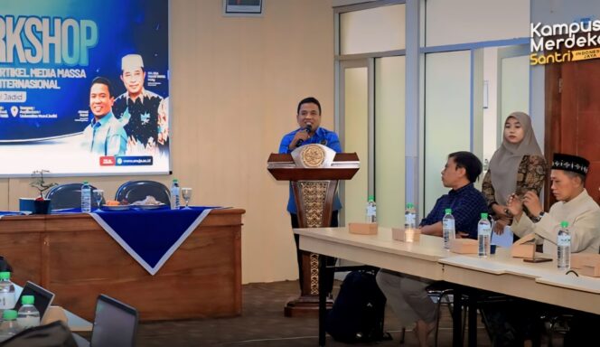 
					KERJASAMA: Ketua PWI Probolinggo Raya, H.A Suyuti, sambutan dalam pembukaan Workshop Penulisan Artikel di Media Massa Nasional dan Internasional yang diselenggarakan di Aula Wisma Dosen UNUJA Paiton, Sabtu (6/7/2024). (foto: PWI Probolinggo Raya).