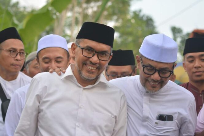 
					DUKUNG: Ketua DPC PPP Kabupaten Probolinggo, Mahdi, dirangkul Gus Haris. (foto: FB Kang Mahdi).