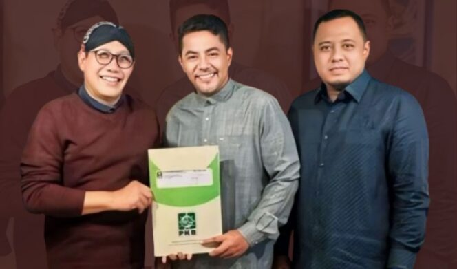 
					DISEPAKATI: Gus Haris didampingi Ra Fahmi, saat menerima surat rekomendasi untuk Pilkada Kabupaten Probolinggo Tahun 2024 dari Ketua Desk Pilkada PKB, Abdul Halim Iskandar. (foto: Ali Ya'lu).