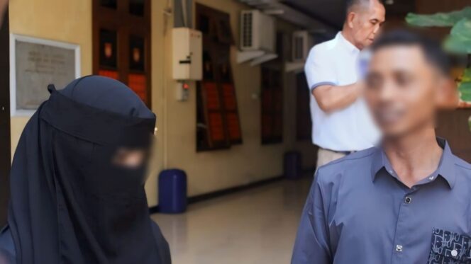
					LAPORAN: Korban bersama orang tuanya saat melapor ke Polres Lumajang. (foto: Asmadi).