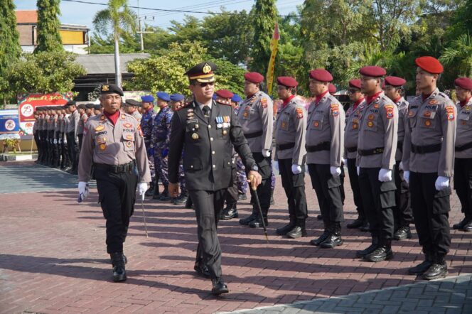 
					APEL: Kapolres Probolinggo AKBP Wisnu Wardana, mengecek kesiapan anggotanya dalam apel pasukan memperingati Hari Bhayangkara ke-78. (foto: Ali Ya'lu).