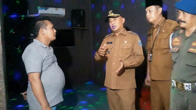 
					SIDAK: Pj. Bupati Probolinggo berdebat dengan pemilik tempat karaoke saat menggelar sidak. (foto: istimewa).