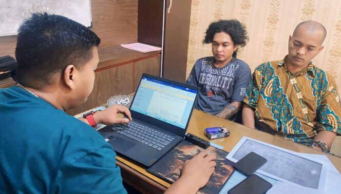 
					CERDIK: Paranormal gadungan, Badrus (rambut kribo) dan kurir sabu, Sholeh, usai ditangkap Satreskoba Polres Pasuruan. (foto: Moh. Rois).