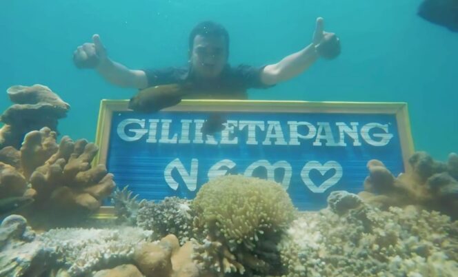 
					SURGA BAWAH LAUT: Seorang wisatawan menyelam ke dasar laut Pantai Giliketapang untuk mencari ikan nemo. (foto: dok).