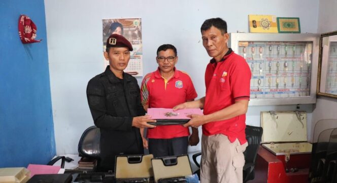 
					BARU: M. Yasin (kanan) menyerahkan inventaris dan senjata pengamanan kepada M. Aziz Yulianto (kiri). (foto: Ali Ya'lu).