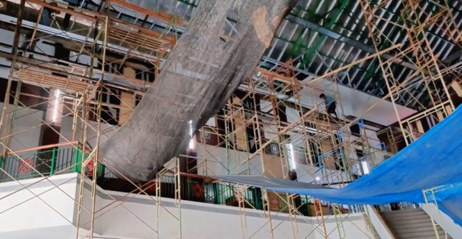
					RENOVASI: Perbaikan atap gedung DPRD Kabupaten belum rampung meski pelantikan caleg terpilih sudah di depan mata. (foto: Moh. Rois).