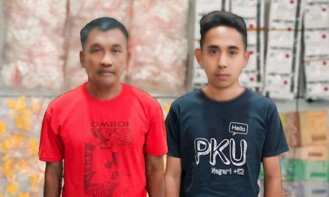 
					PENGEDAR: Kedua terduga pengedar pil koplo diamankan Polres Probolinggo Kota. (Foto: Istimewa).