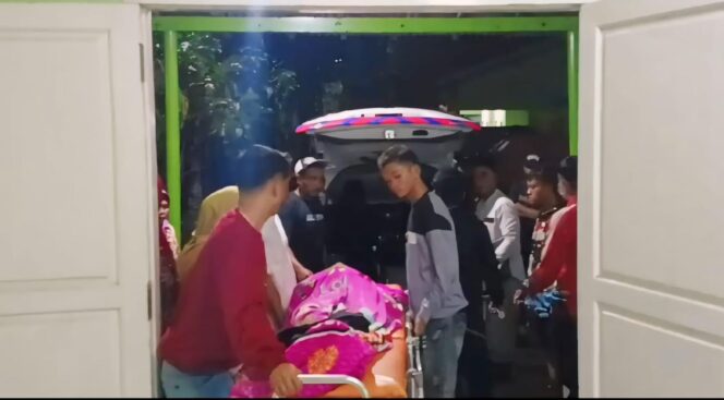 
					TAK TERTOLONG: Jasad korban saat dibawa ke kamar mayat RSUD Waluyo Jati Kraksaan. (foto: Ali Ya'lu).