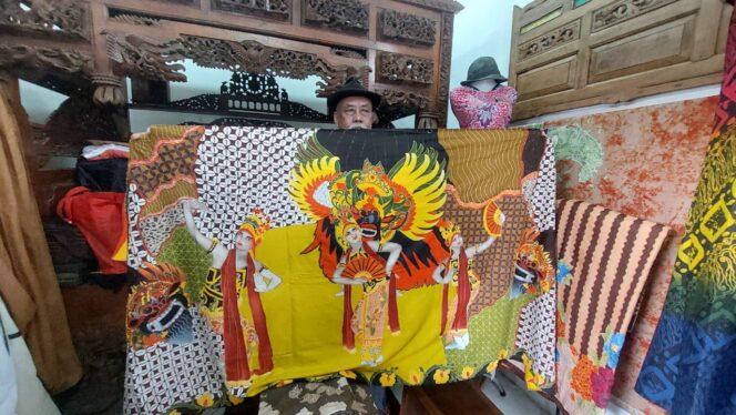 
					KREATIF: Mujiono, pembuat batik dan pemilik Griya Larasari menunjukkan salah satu batik karyanya. (foto: Hafiz Rozani).