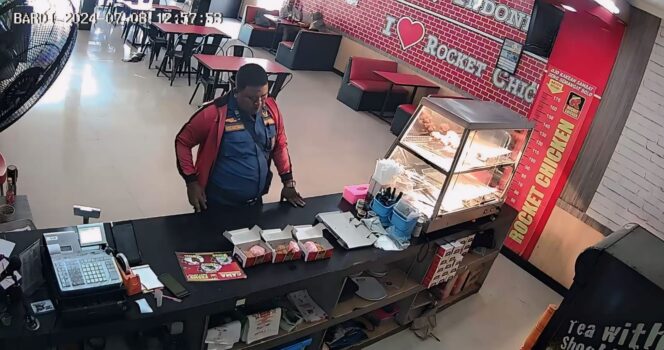 
					Tangkapan layar rekaman CCTV yang menunjukkan aksi petugas Damkar Gadungan di restoran cepat saji Kota Probolinggo.