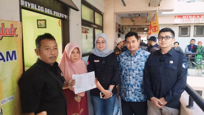 
					PENGAWASAN: Komisioner Bawaslu Provinsi Jatim dan Bawaslu Kota Probolinggo berfoto dengan salah satu penghuni Rusunawa Bestari yang sudah dicoklit. (foto: Hafiz Rozani).