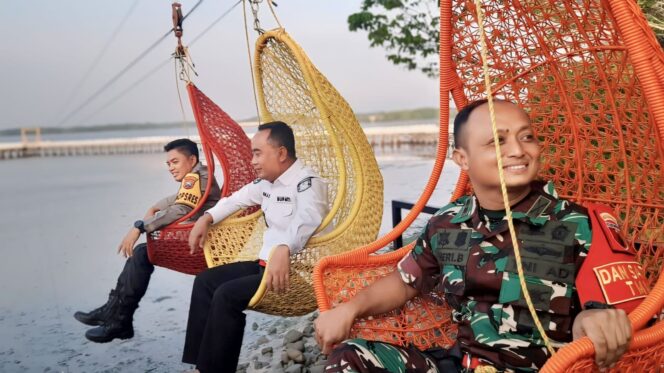 
					NYOBA: Pj Bupati Probolinggo, Ugas Irwanto (tengah) menikmati wahana keranjang sultan di wisata Pantai Bentar, Rabu (24/7/24) petang. (foto: Ali Ya'lu)