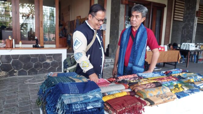 
					PERAJIN BATIK: Dudung Aliesyahba (memakai baju merah) saat melihat produksi batik karya perajin. (foto: Hafiz Rozani).