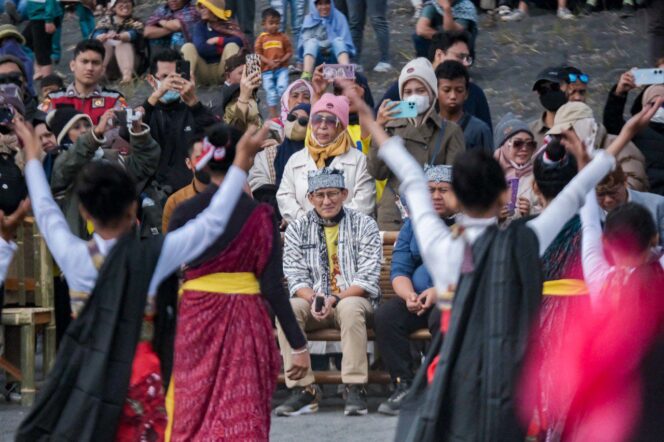 
					TAKJUB: Menparekraf, Sandiaga Salahuddin Uno, saat menghadiri Eksotika Bromo Festival 2024. (foto: Biro Pers Kemenparekraf RI).