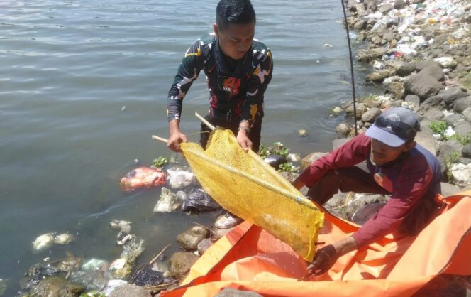 
					TEMUKAN BAYI: Warga saat menemukan jasad bayi di bantaran Sungai Porong. (Foto: Moh. Rois).