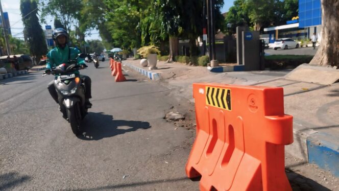 
					DILARANG PARKIR: Barrier di sejumlah titik di Jalan Suroyo Kota Probolinggo untuk mencegah parkir kendaraan. (foto: Hafiz Rozani).