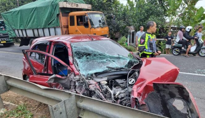 
					RINGSEK: Kondisi Nissan March pasca terlibat kecelakaan di jalan raya Jatiroto Lumajang. (foto: Asmadi).
